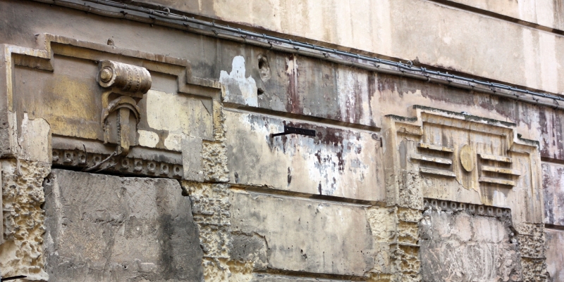Brindisi, l'ex Giardino della Danza. Particolari di alcuni ornamenti architettonici sul prospetto esterno