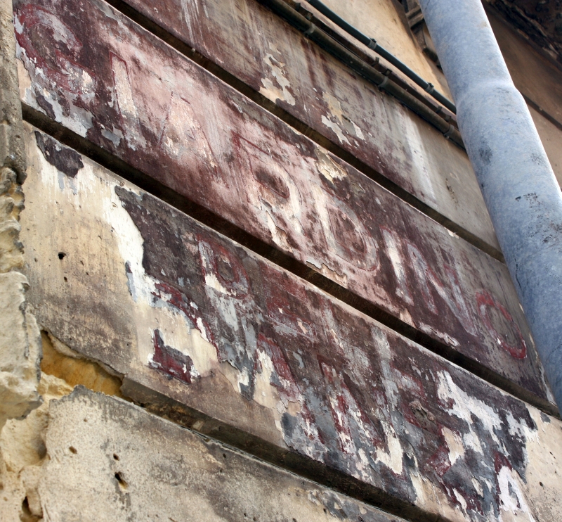 Brindisi, l'ex Giardino della Danza. Particolare di ciò che rimane dalla scritta che dava il nome al luogo