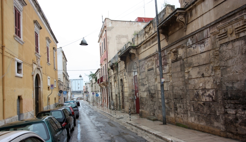 Brindisi, via Lata. A sinistra il Palazzo Lacolina oggi Rollo, a destra l'ingresso di quello che è stato il Giardino della Danza. Brindisi, via Lata. In fondo la visuale su gli alti silos realizzati negli anni '70