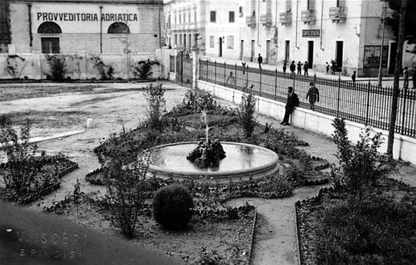 Brindisi. Il giardino della Stazione al Porto, 1925