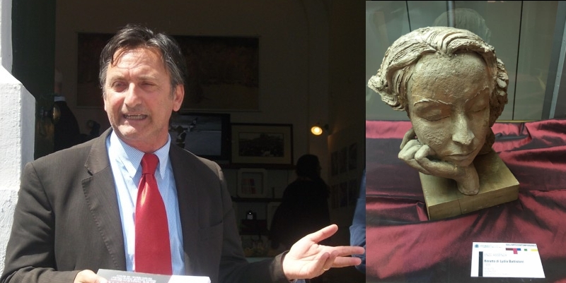 Il Prof. Massimo Guastella e a dx il ritratto di Lydia Battistoni di Enzo Assenza