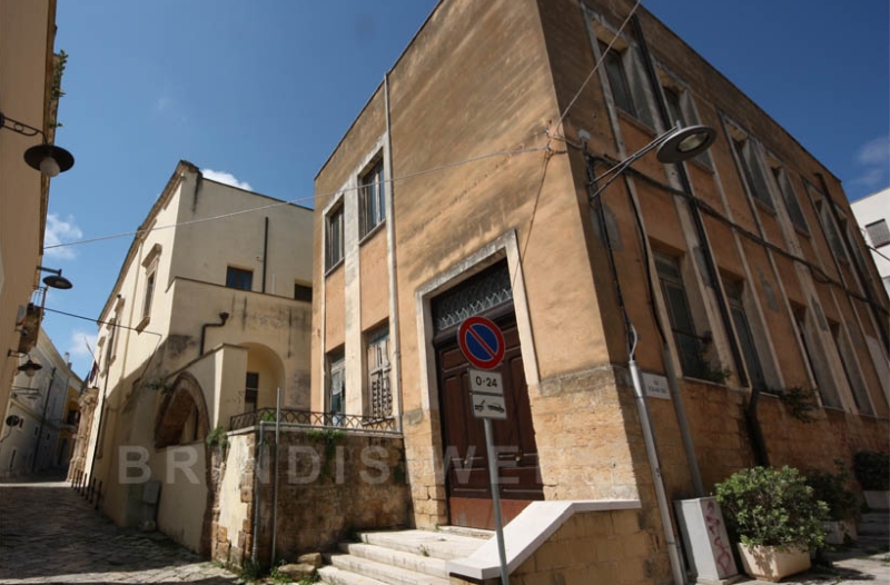 Palazzo Guerrieri, l'ex palestra e il palazzo su via Guerrieri