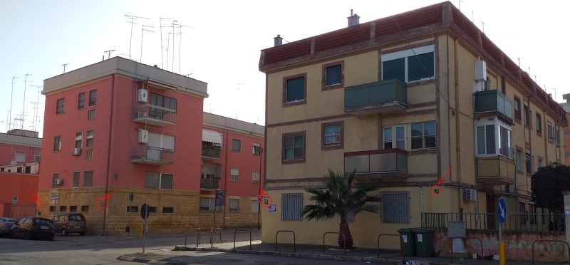 Brindisi. Edifici INA-Casa al rione Commenda. Le frecce indicano le targhe