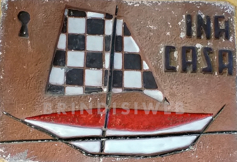 Brindisi. Targa Ina Casa al rione Paradiso