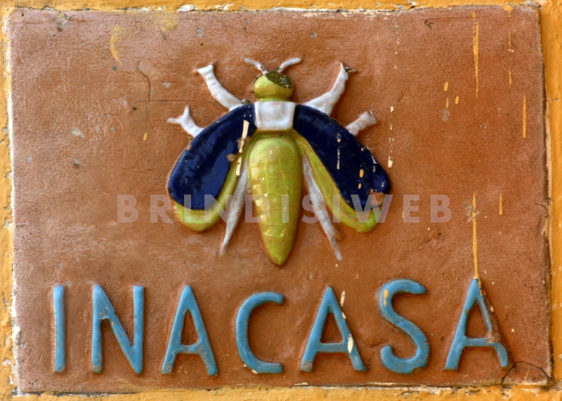 Brindisi. Targa Ina Casa al rione Paradiso
