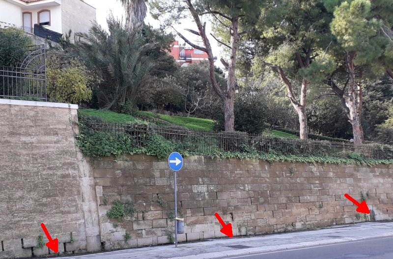 Brindisi. Via Provinciale per San Vito. Le frecce indicano l'acqua sorgiva che costantemente fuoriesce dai conci e si riversa sul marciapiede