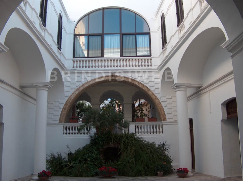 Brindisi. Palazzo Montenegro. Corte e ingresso al giardino