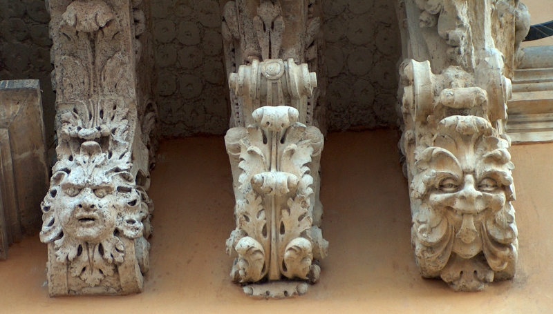 Brindisi. Palazzo Montenegro. Particolare dei mascheroni delle mensole del balcone