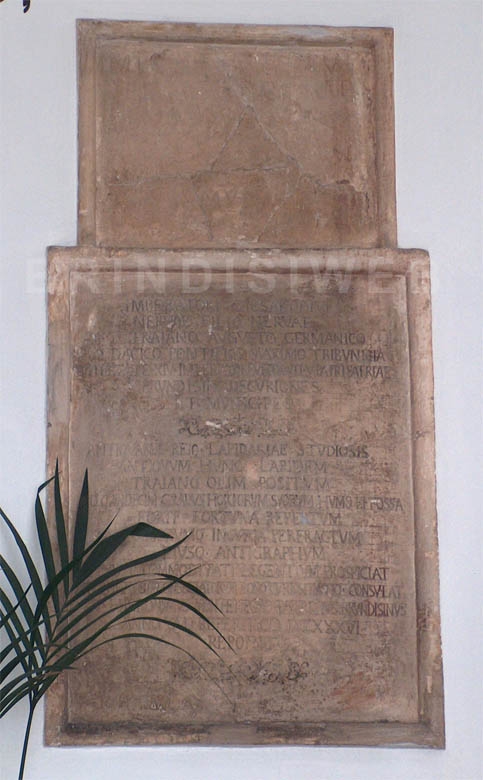 Brindisi. Palazzo Montenegro. Epigrafe dedicata a Traiano