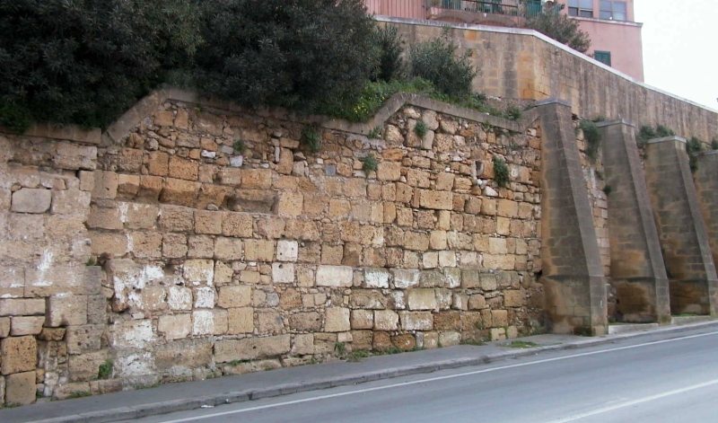 Brindisi. Le tracce delle mura messapico-romane su via Camassa
