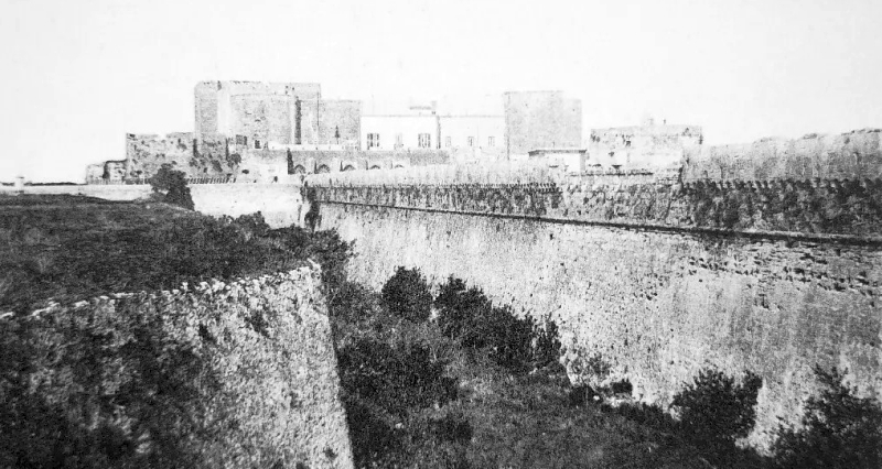 Brindisi. Le cortine di via dei Mille e il Castello svevo
