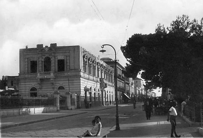 Brindisi. Palazzo Titi e davanti i giardini del porto