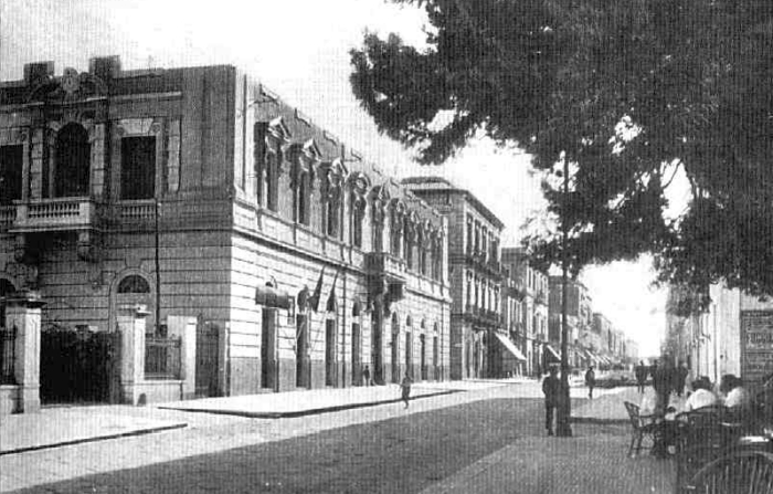 Brindisi. Palazzo Titi e davanti i giardini del porto