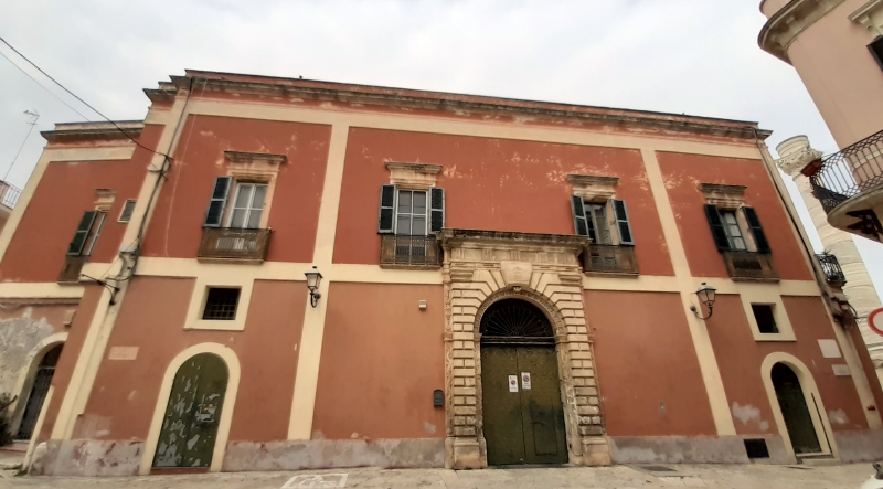Brindisi. Palazzo Perez. Prospetto, si nota la vicina Colonna del porto