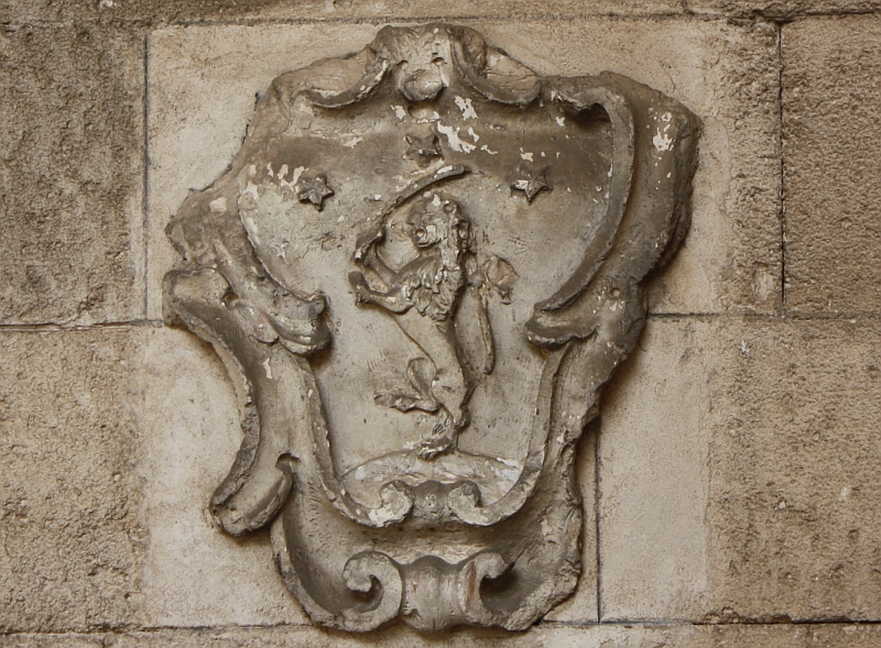 Lo stemma della casata dei Perez, oggi nel porticato del Museo