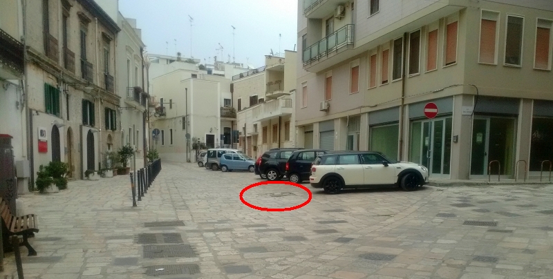 Brindisi, via Annunziata. Cerchiato il tombino che chiude l'antico Pozzo Traiano