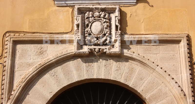 Brindisi. Rollo, lo stemma gentilizio sul portale