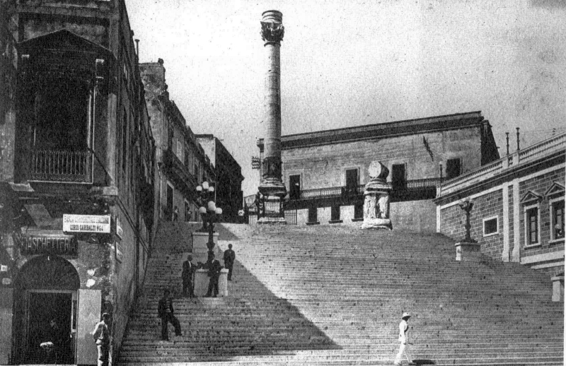 Brindisi. La scalinata di Virgilio e le Colonne del porto in una immagine d'epoca