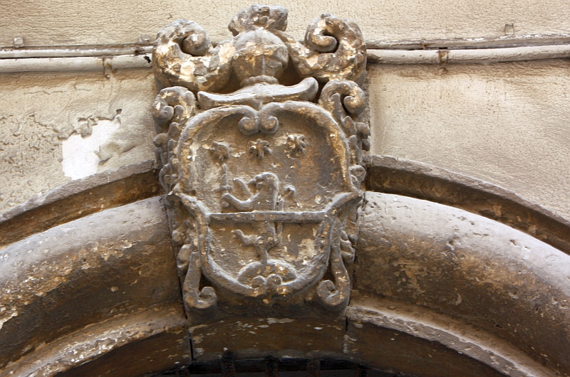 Brindisi. Palazzo Scolmafora Perez. Arma araldica