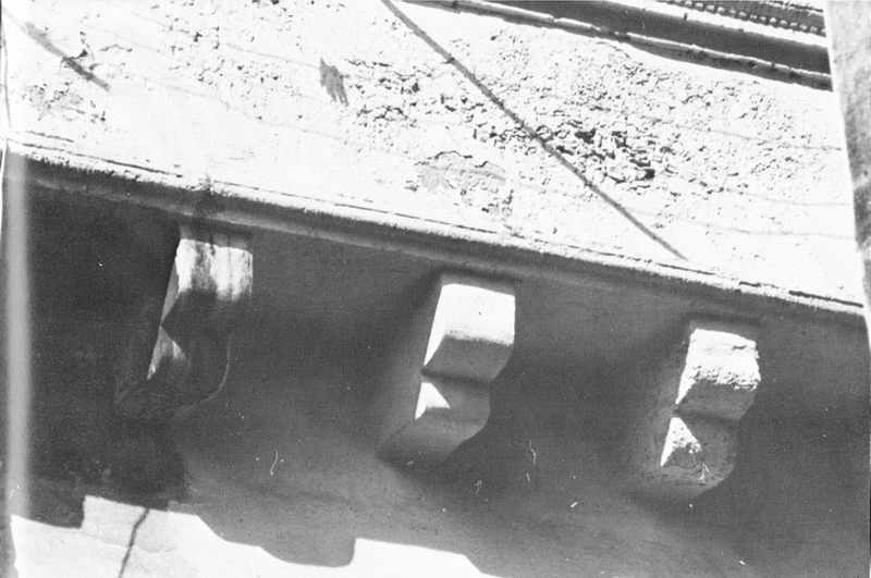 Palazzo Perez-Scolmafora, Particolare delle mensole trecentesche, foto da "I palazzi di Brindisi" di Nadia Cavalera