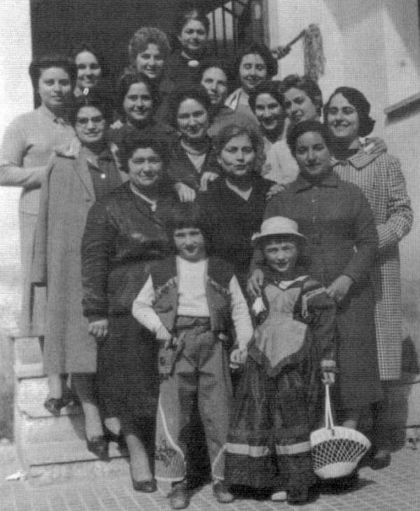 Gruppo di maestre alla scuola Camassa risalente al 25 febbraio 1960 - foto G. Catanzaro. Dall'alto a sinistra: Miglietta, Tedesco, Russo, Sederino; seconda fila: Giannotte, Mele, De Canio, Russi, Carbone, Marzo, Maggio, Santoro; in prima fila: Suma, Carrozzo, Russo e due bambini vestiti di carnevale