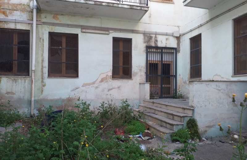 Il cortiletto interno dell'ex scuola elementare Camassa