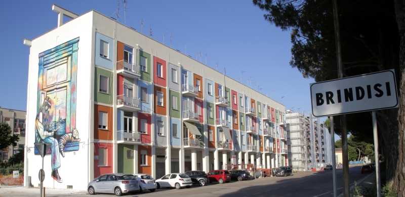 Brindisi. Rione Paradiso. Le palazzine di via Egnazia con il murales di Alice Pasquini