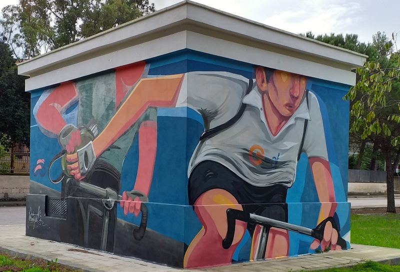 Brindisi. La cabina secondaria di via Tosi dipinta da Mr Wany in occasione del Giro d'Italia 2020