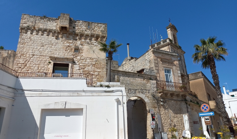 Carovigno. La Torre Quadrata, Porta Brindisi e la Torre dell'Orologio