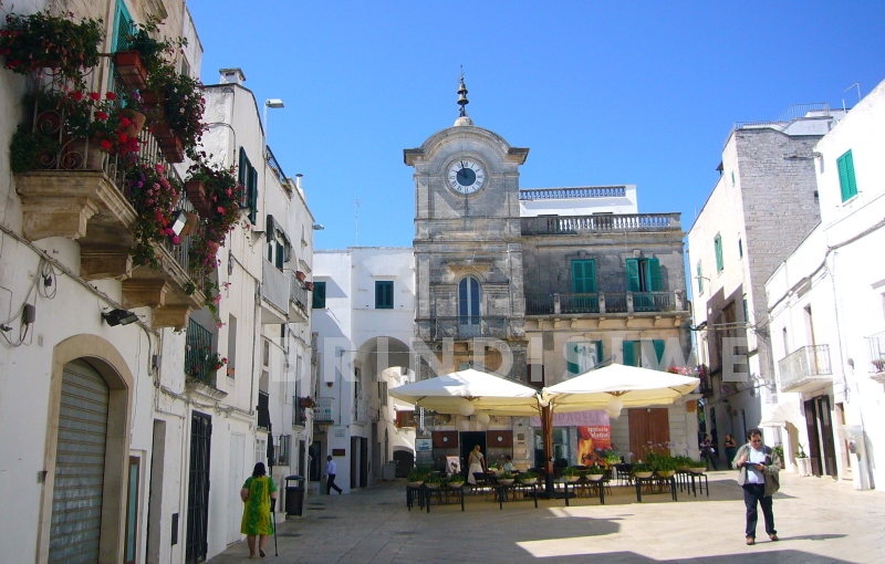 Cisternino, piazza Vittorio Emanuele e la Torre dell'Orologio