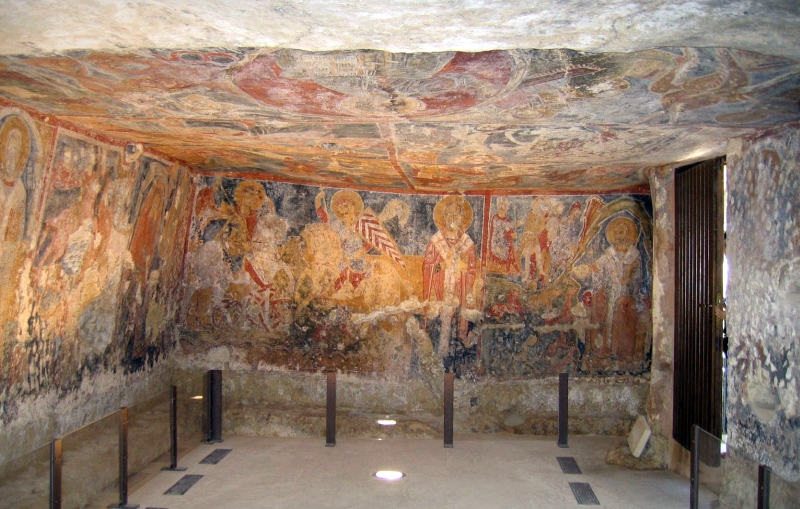 Cripta di San Biagio. Interno con affreschi