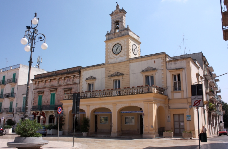 Fasano. L'edificio porticato con la Torre dell'Orologio