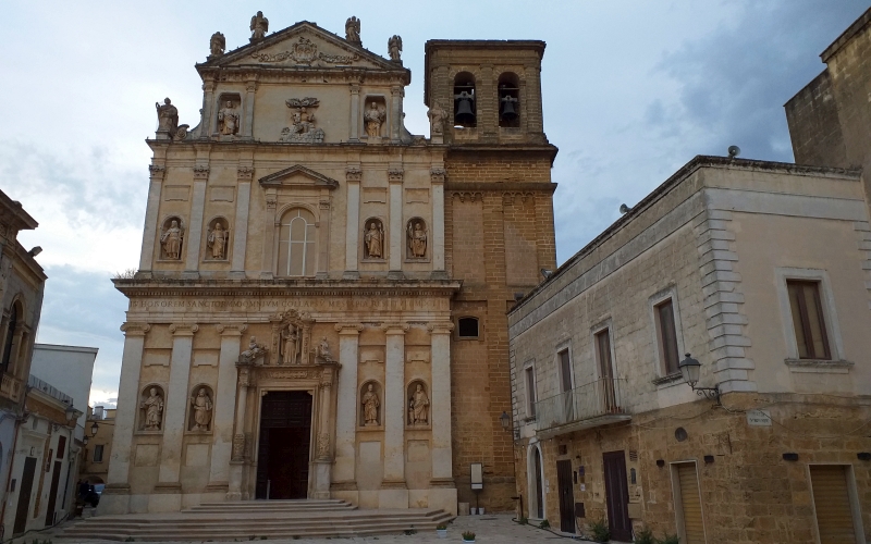 Mesagne. Piazza IV Novembre e la Chiesa Matrice