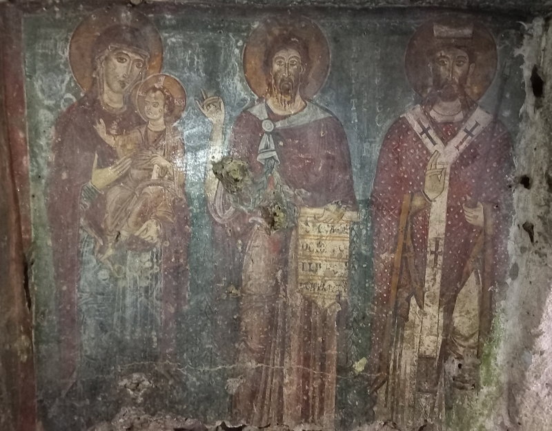 Cripta di San Giovanni. Affresco sulla parete meridionale raffigurante la <em>Vergine col Bambino</em>, <em>San Giovanni Battista</em> e <em>San Clemente</em>