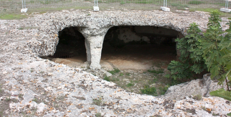 San Pancrazio Sal.no. Loc. San Antonio alla Macchia. Ipogeo utilizzato come frantoio in epoca medievale