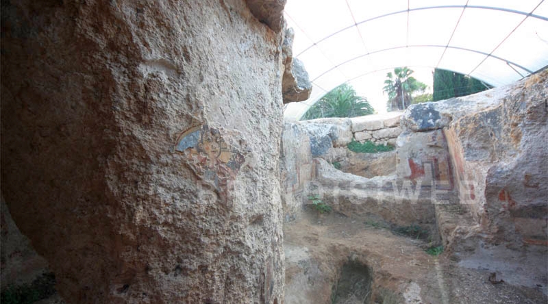 San Pancrazio Sal.no. Grotta dell'Angelo. A sx la testa del Bambin Gesù dipinta sul pilastro centrale, al centro i resti di una sepoltura, in fondo l'abside di forma quadrangolare