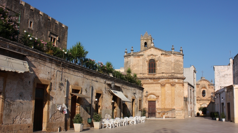 San Vito dei Normanni. La chiesa di Santa Maria della Pietà e dietro quella di Santa Maria degli Angeli