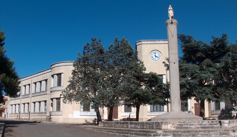 Villa Castelli. Edificio scolastico