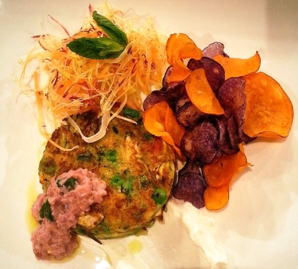 Burger verde, patate viola e lampascioni rossi