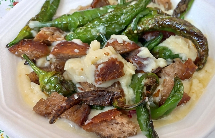 Piatto di purea di fave con peperoni e pane