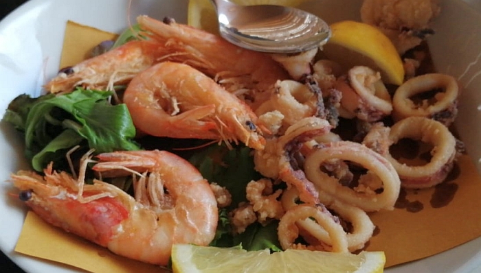 Piatto di frittura di pesce fresco