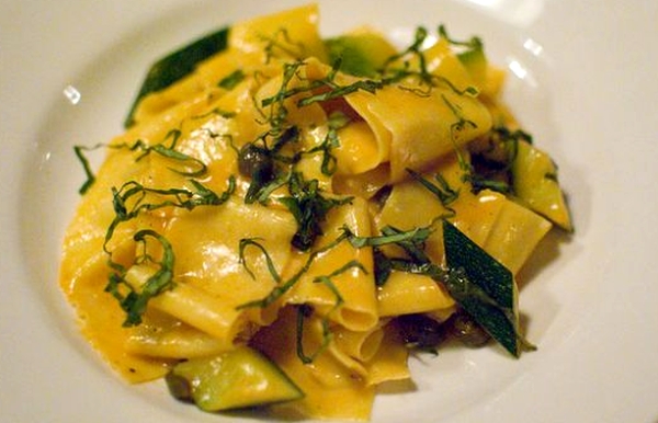 Pappardelle con zucchine e capperi - ph. buttalapasta.it