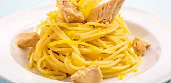 Spaghetti con tonno, limone e rucola - ph. mangiabevigodi.it