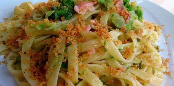 Tagliatelle verza salmone e pangrattato