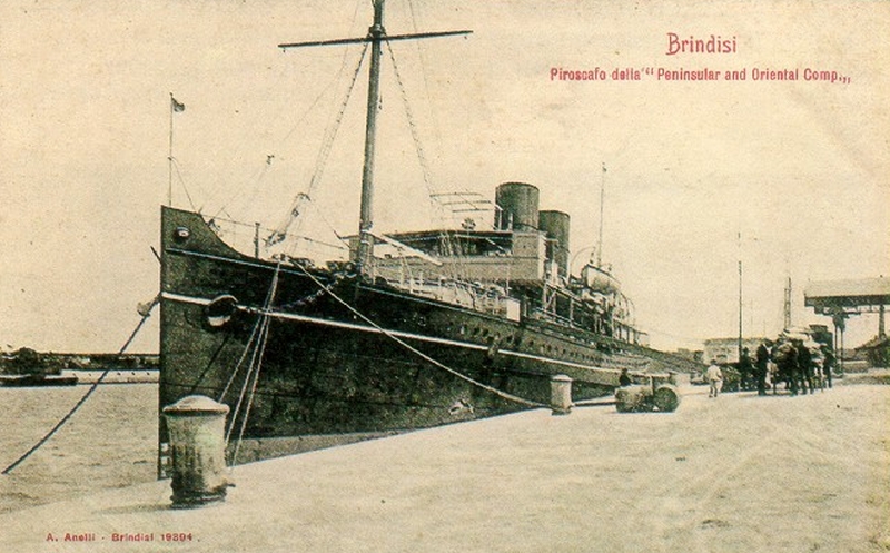 Immagine del 1905 con il piroscafo della Valigia delle Indie ormeggiato nei pressi della stazione marittima di Brindisi (coll. G. Membola)
