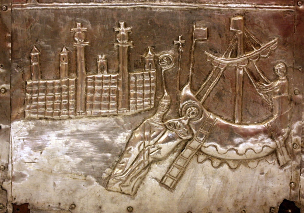 Formella dell’Arca d’argento di san Teodoro (XIII secolo): Si notano le Colonne del porto e il muro dell’antico impianto difensivo di epoca romana e messapica