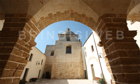 Chiesa di San Michele Arcangelo, il chiostro interno e la cupola maiolicata