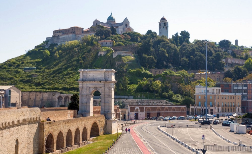 Ancona. Arco di Traiano e sulla collina la Cattedrale di san Ciriaco (immagine autorizzata da Conero.info)