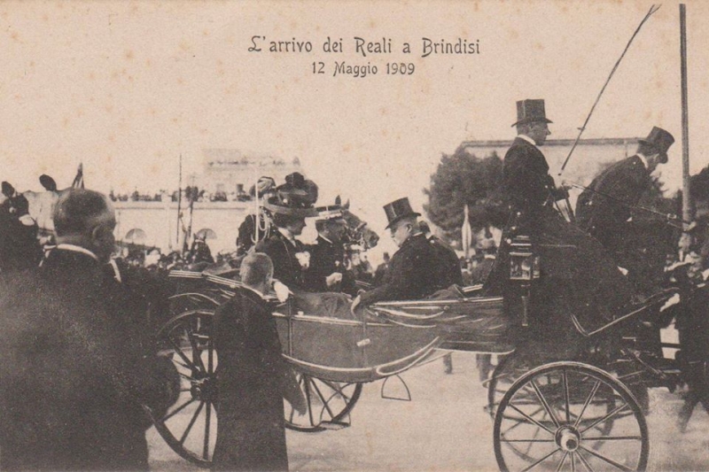 I reali d'Italia in carrozza durante la visita alla città il 12 maggio 1909 - coll. G. Membola(C)