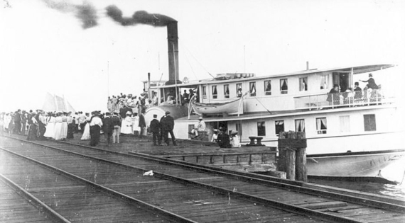 Battello a vapore al molo di St Petersburg (Florida)